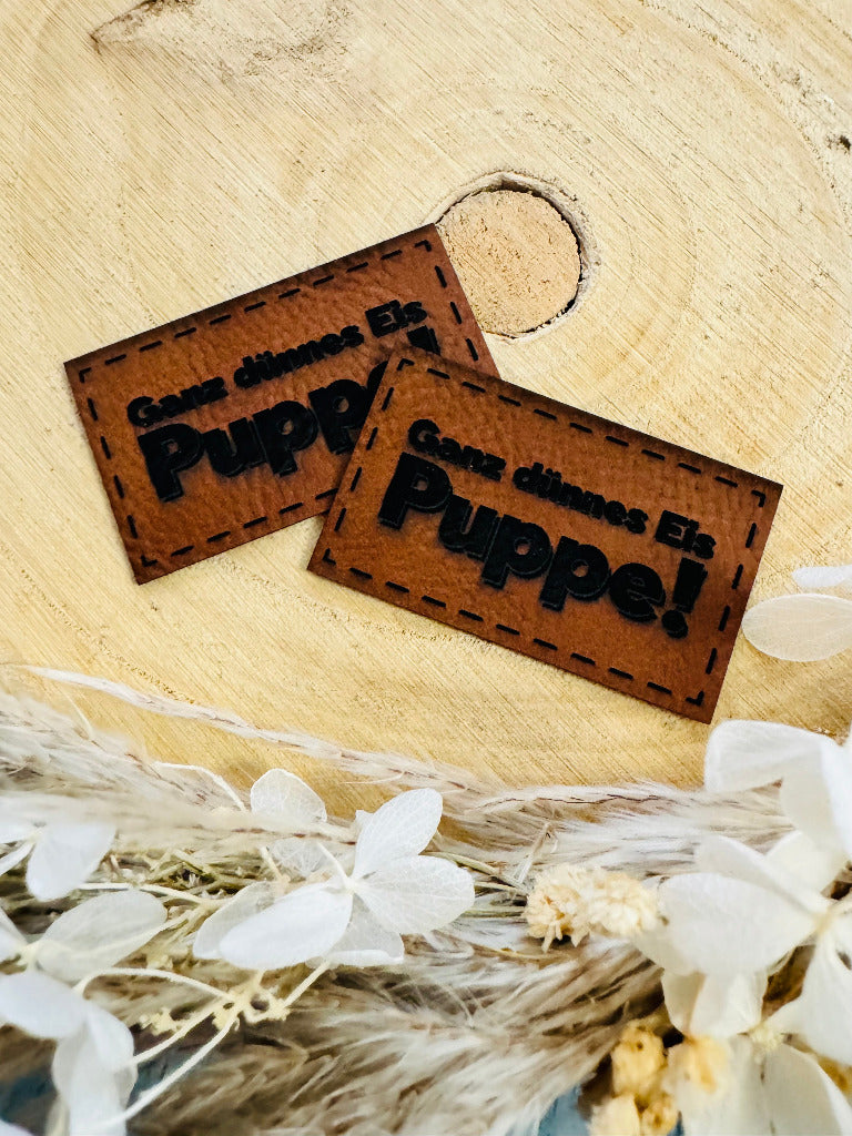 superweiches braunes Kunstlederlabel mit dem Spruch Ganz dünnes Eis Puppe Ausrufezeichen