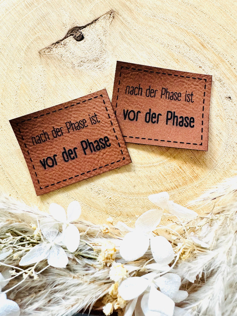 superweiches braunes Kunstlederlabel mit dem Spruch nach der Phase ist vor der Phase
