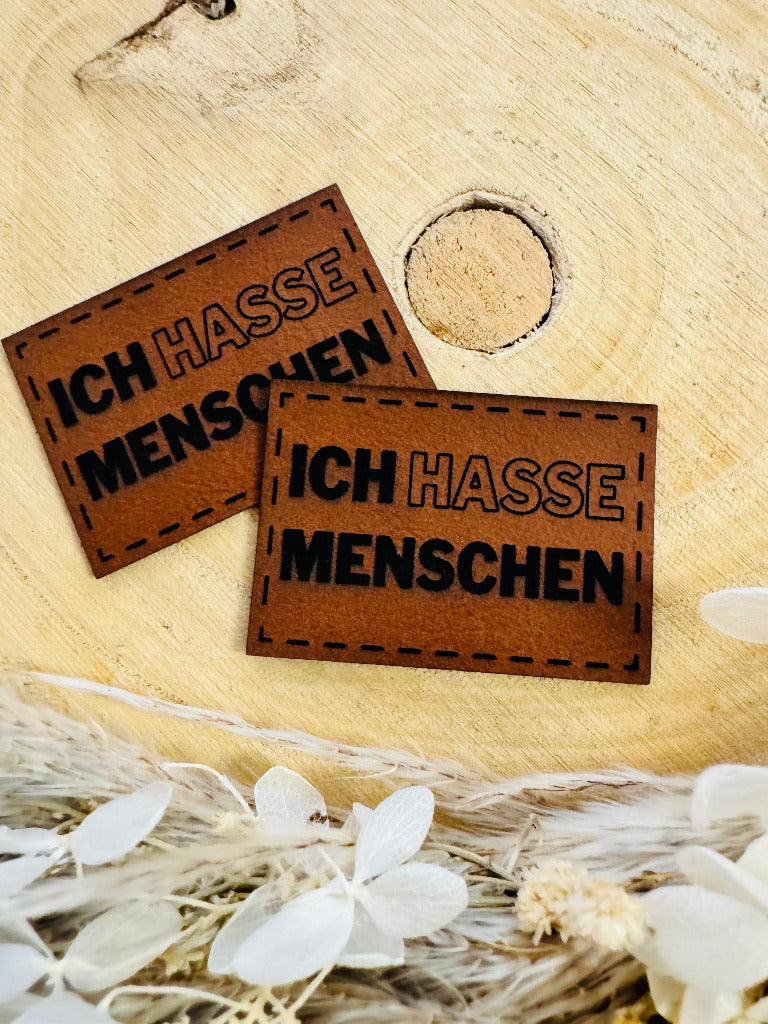 superweiches braunes Kunstlederlabel mit dem Spruch Ich hasse Menschen
