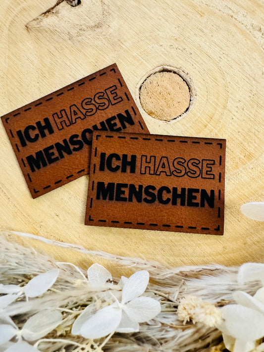 superweiches braunes Kunstlederlabel mit dem Spruch Ich hasse Menschen