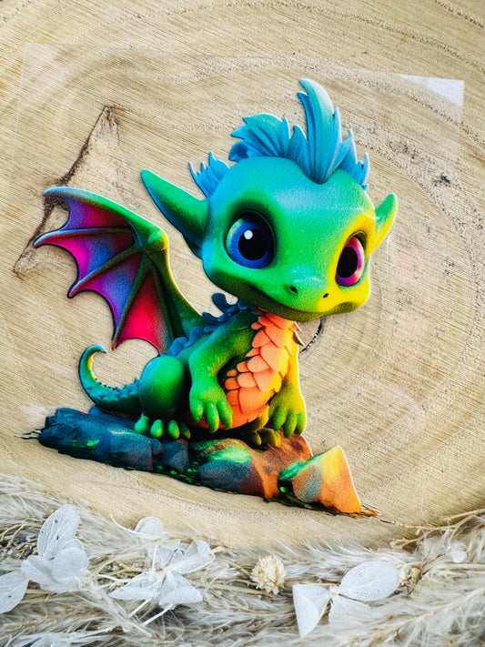UV-Sticker mit einem kleinen blau grünen freundlich schauenden Drachen