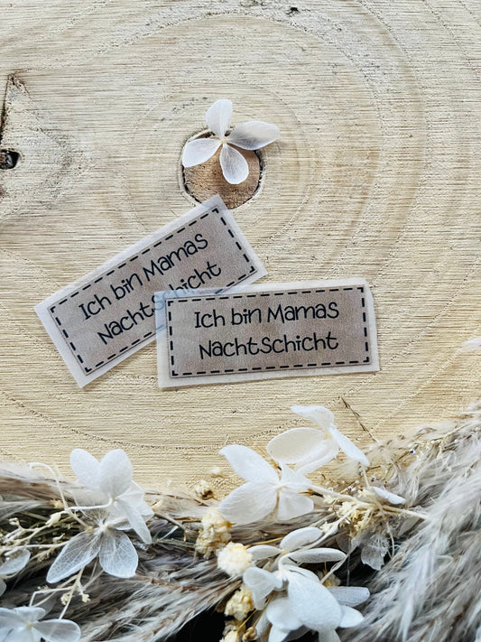 hellgraues Bügellabel mit dem Spruch Ich bin Mamas Nachtschicht in schwarzer Schrift