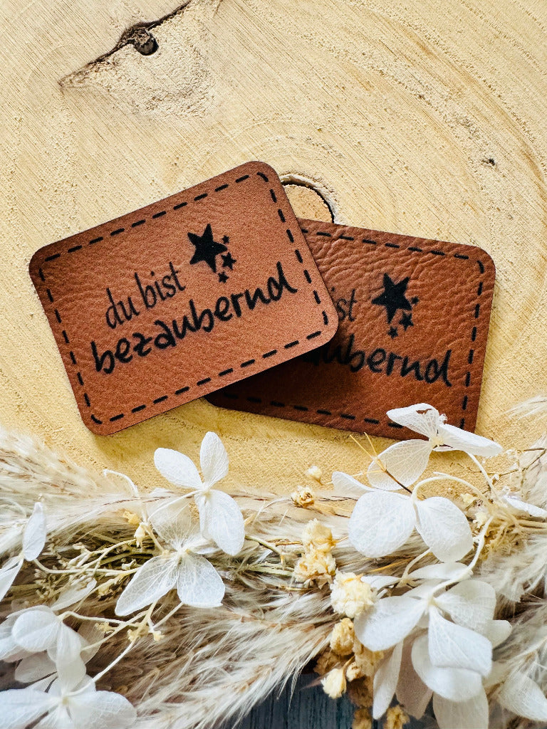 superweiches braunes Kunstlederlabel mit dem Spruch Du bist bezaubernd und kleinen Sternchen
