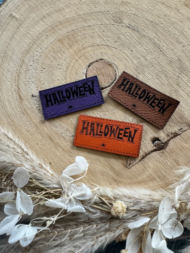 tolles Kunstlederlabel in drei Farben mit dem Spruch Halloween
