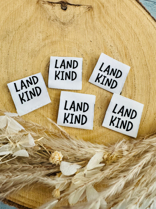 weisses Weblabel mit Spruch Landkind in schwarzer Schrift