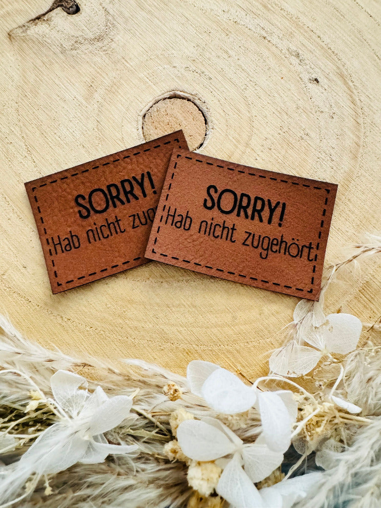 superweiches braunes Kunstlederlabel mit dem Spruch Sorry hab nicht zugehört