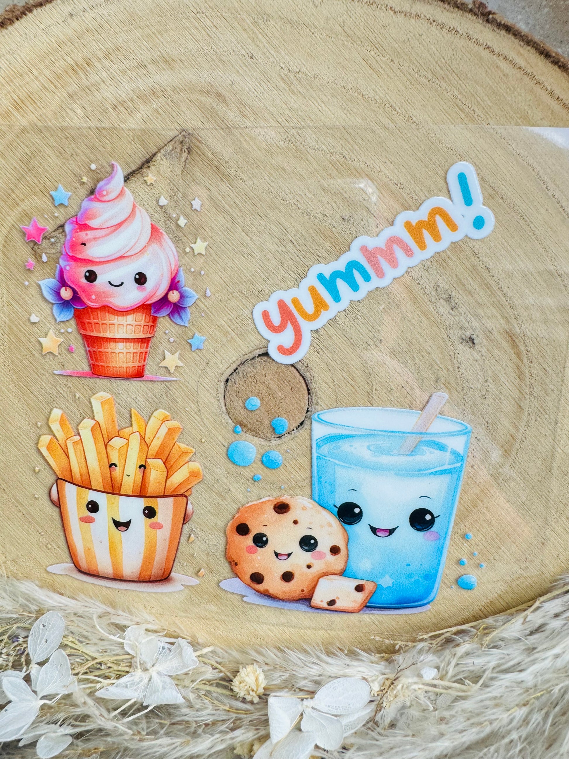 UV-Sticker Set mit einer Eiskugel, pommes und Cakes und Milk mit dem Spruch Yummm in bunten Farben