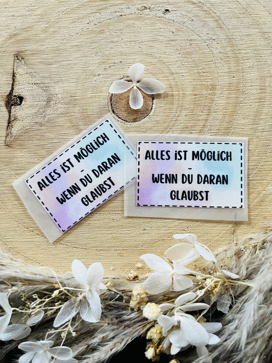 hellblau weisses Bügellabel mit dem Spruch Alles ist möglich - wenn du daran glaubst