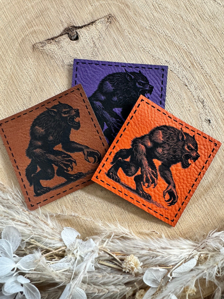 superweiche  Kunstleder Label in drei Farben mit einem gruseligen Halloween Werwolf abgebildet