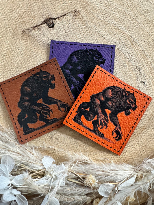superweiche  Kunstleder Label in drei Farben mit einem gruseligen Halloween Werwolf abgebildet