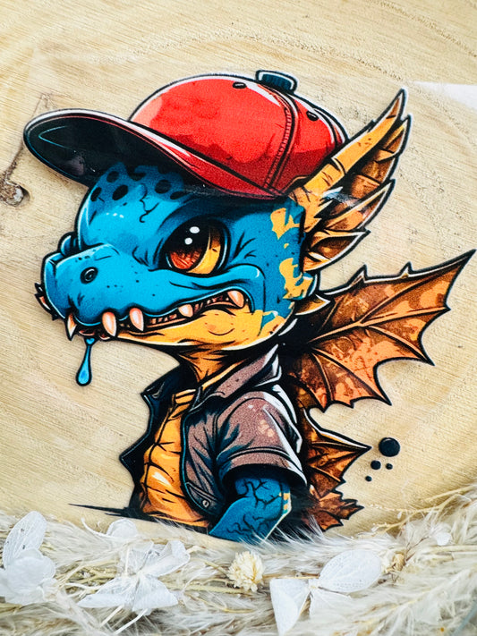 UV-Sticker mit einem kleinen blauen Drachen mit  rotem Käppi