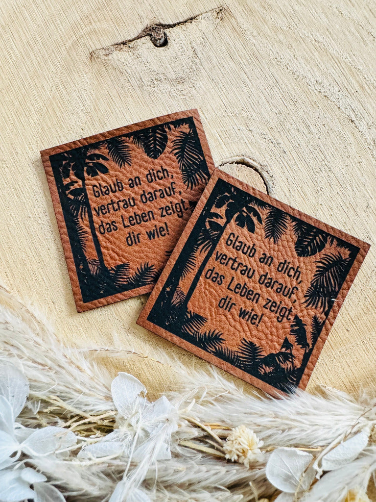 superweiches  braunes Kunstleder Label mit dem Spruch Glaub an dich vertrau darauf, das Leben zeigt dir wie Ausrufezeichen