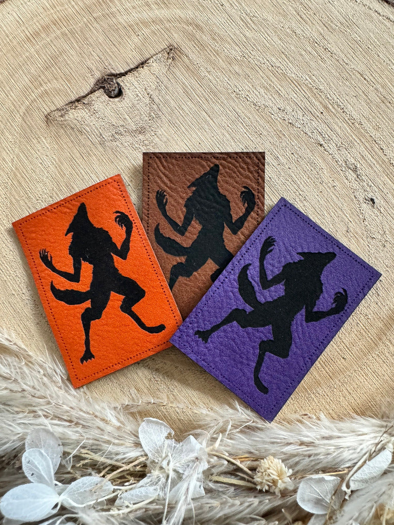 weiche Kunstleder Label in drei Farben mit einem abgebildeten stilisierten Werwolf