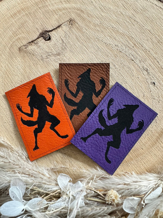 weiche Kunstleder Label in drei Farben mit einem abgebildeten stilisierten Werwolf