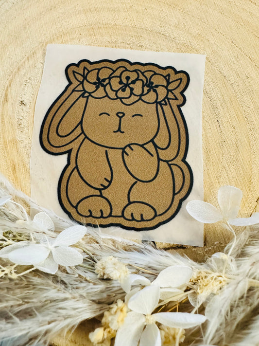 braunes Bügellabel Etikett mit einem kleinen sitzenden Häschen