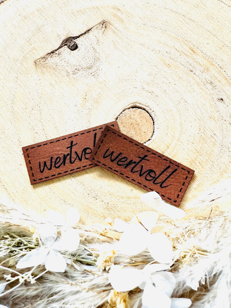 superweiches braunes Kunstlederlabel mit der Aufschrift Wertvoll