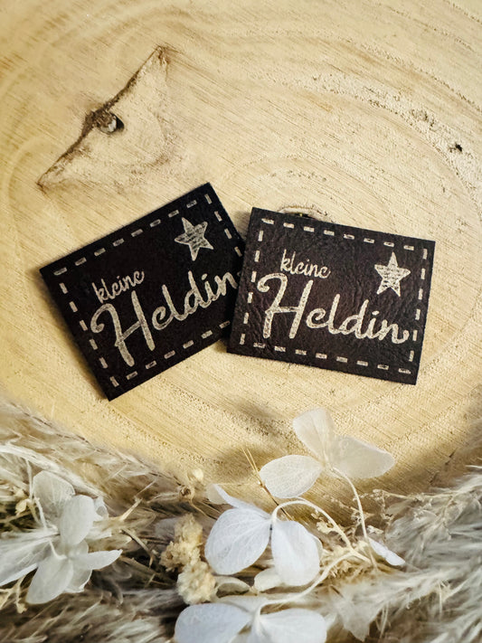 braunes PU-Label mit dem Spruch kleine Heldin und einem Sternchen in Gold