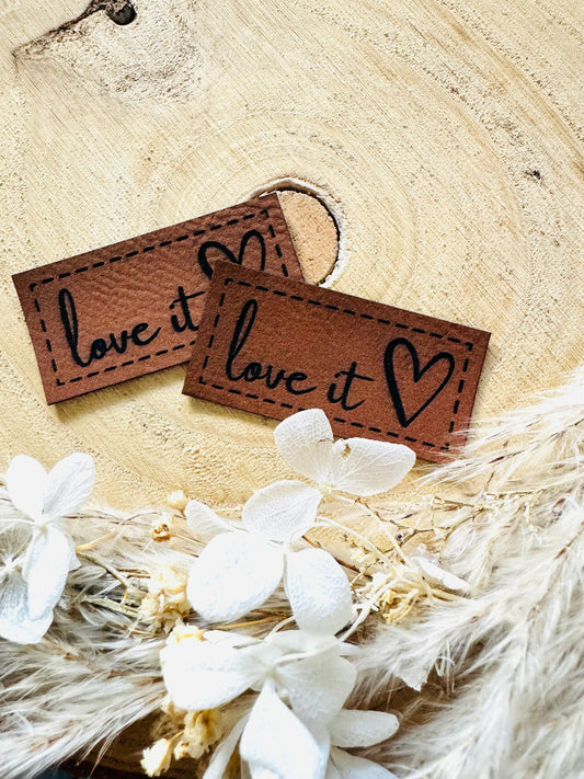 superweiches braunes Kunstlederlabel mit dem Spruch Love it und einem herzen abgebildet