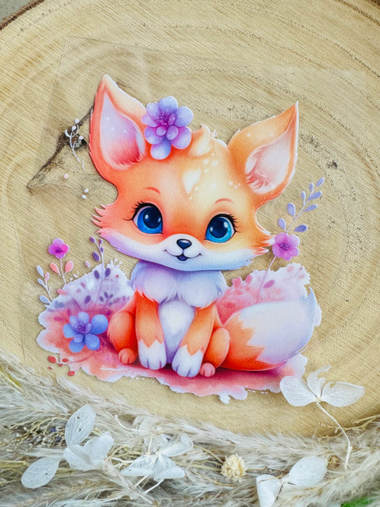 UV-Sticker mit einem kleinen niedlichen sitzenden Fuchs auf einer kleinen Blumenwiese