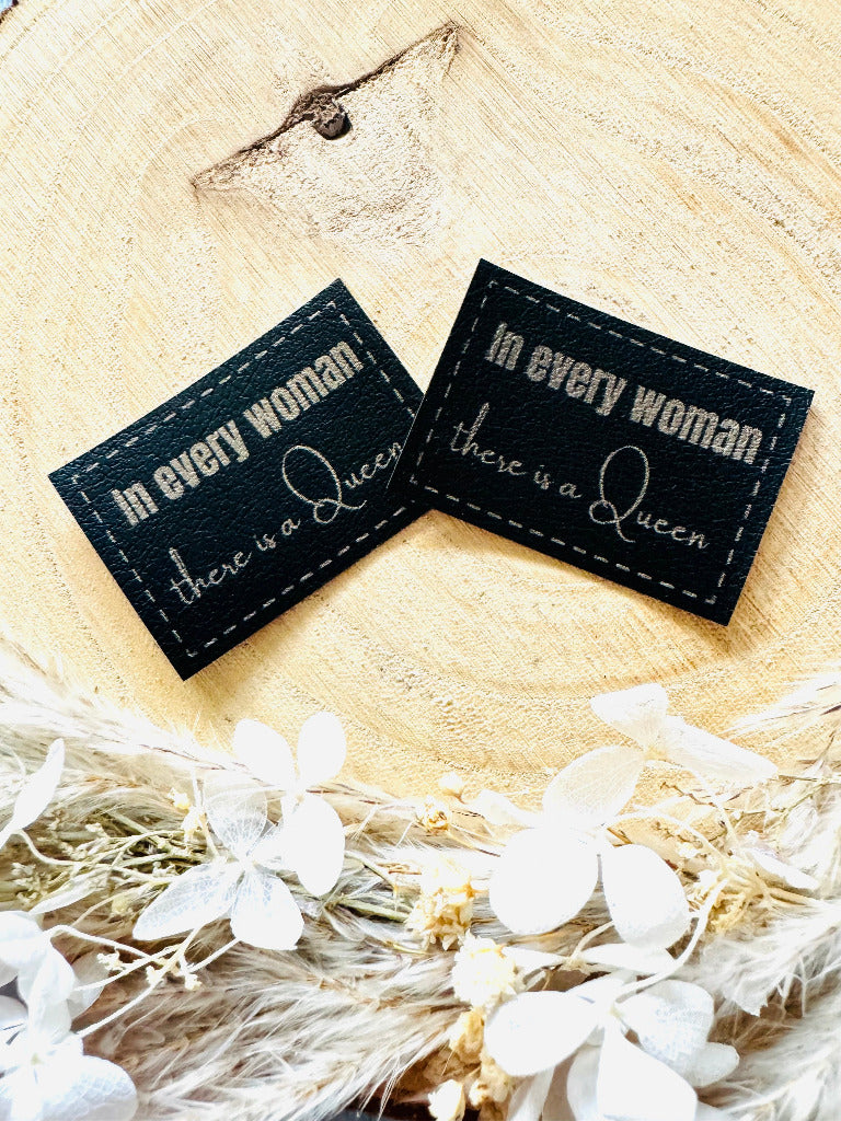 superweiches schwarzes Kunstlederlabel mit dem Spruch In every Woman there is a Queen in silberner Schrift