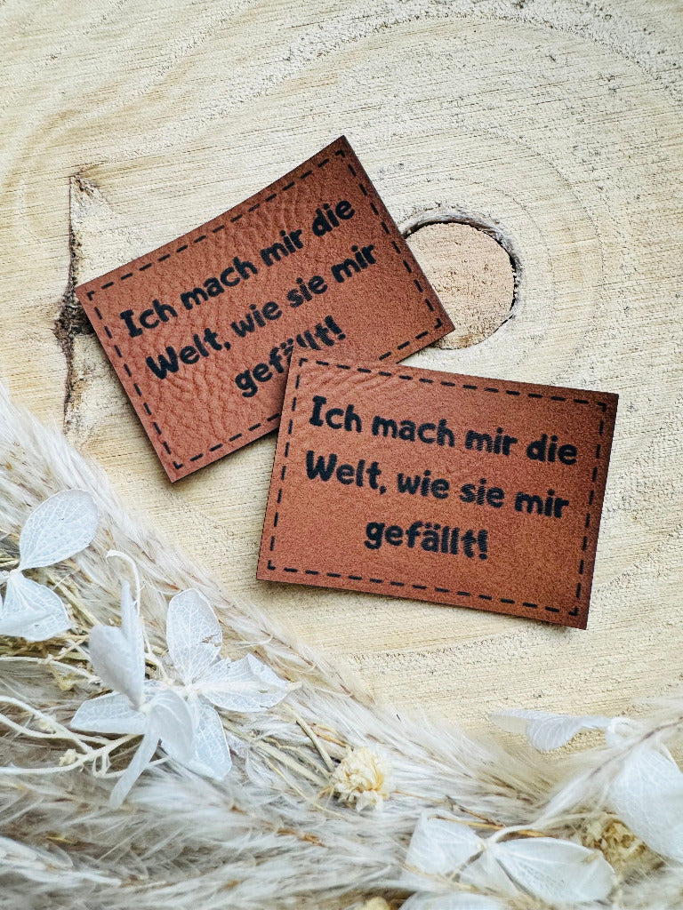 superweiches braunes Kunstlederlabel mit dem Spruch Ich mach mir die Welt, wie sie mir gefällt Ausrufezeichen