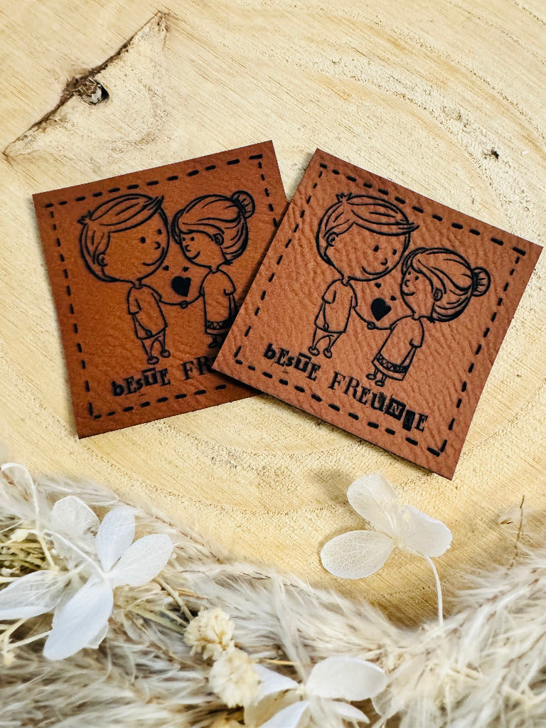 superweiches braunes Kunstlederlabel mit dem Spruch beste Freunde und einem Mädchen und einem Jungen händchenhaltend 