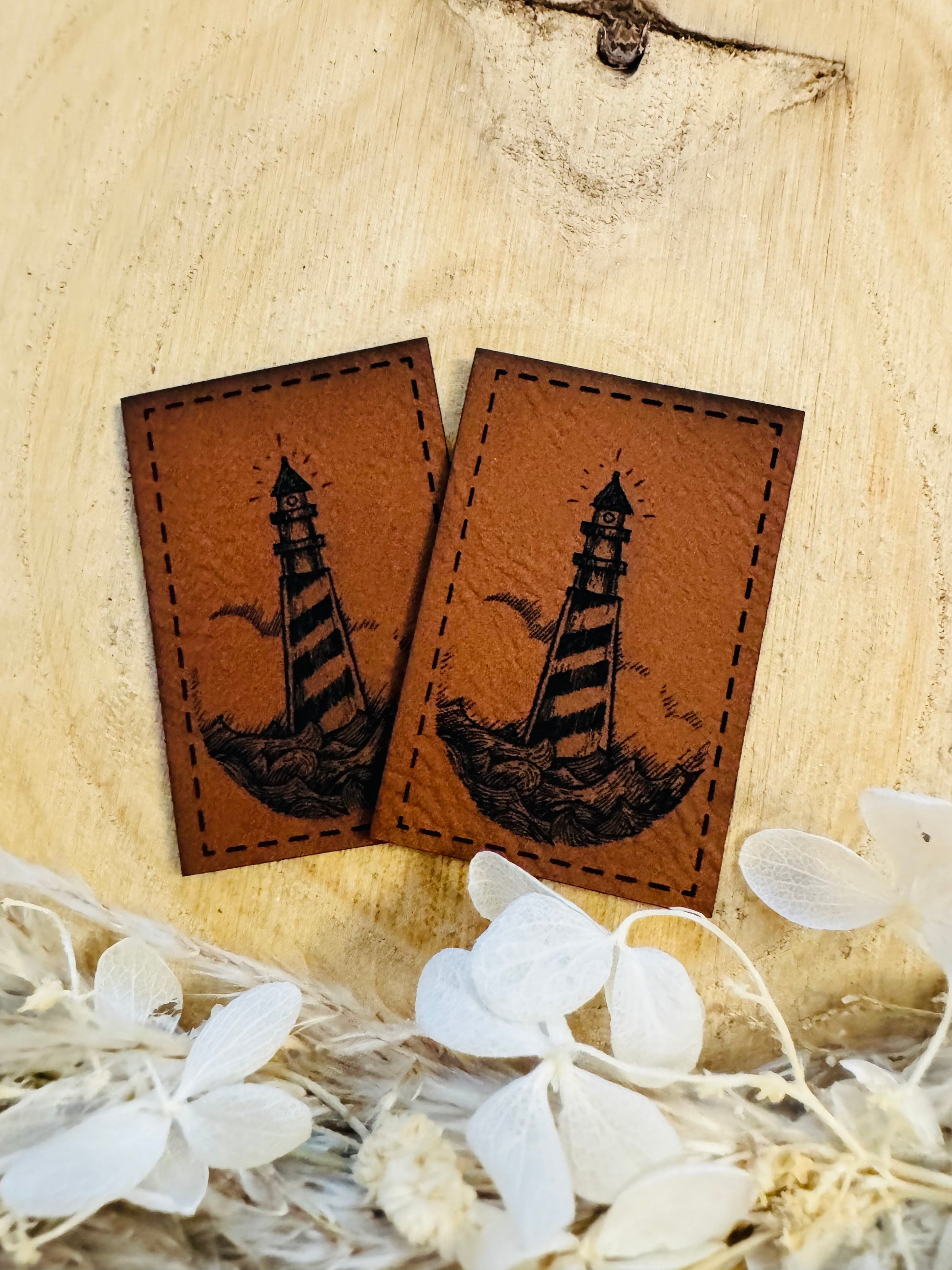 braunes kunstlederlabel mit einem abgebildeten leuchtturm