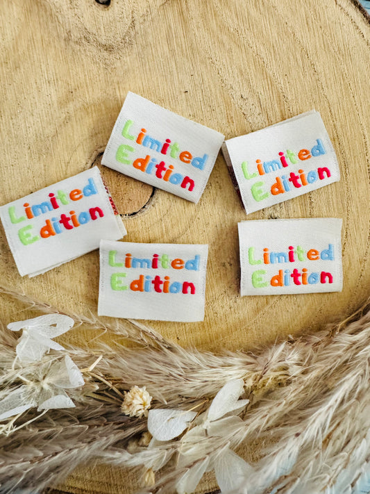 weisses Weblabel mit Spruch Limited Edition in bunten Buchstaben