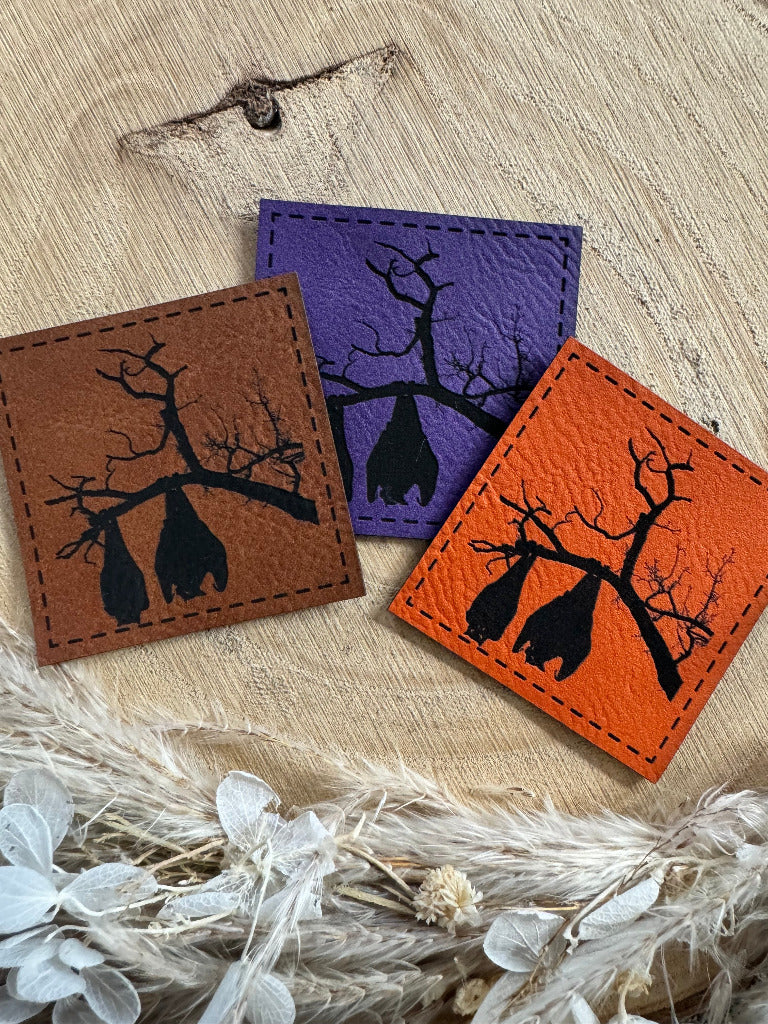 superweiche tolle Kunstleder Label in drei Farben mit dem Motiv Halloween Fledermäuse hängend an einem Baumzweig