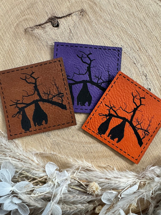 superweiche tolle Kunstleder Label in drei Farben mit dem Motiv Halloween Fledermäuse hängend an einem Baumzweig