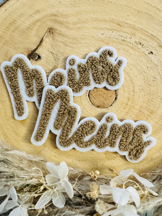 flauschig weiches Patch Chenille mit dem Schriftzug Meins mit 3D Effekt in Braun