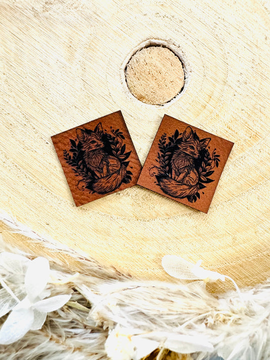 braunes Mini Kunstlederlabel mit einem kleinen sitzenden Fuchs umrahmt von Blumen