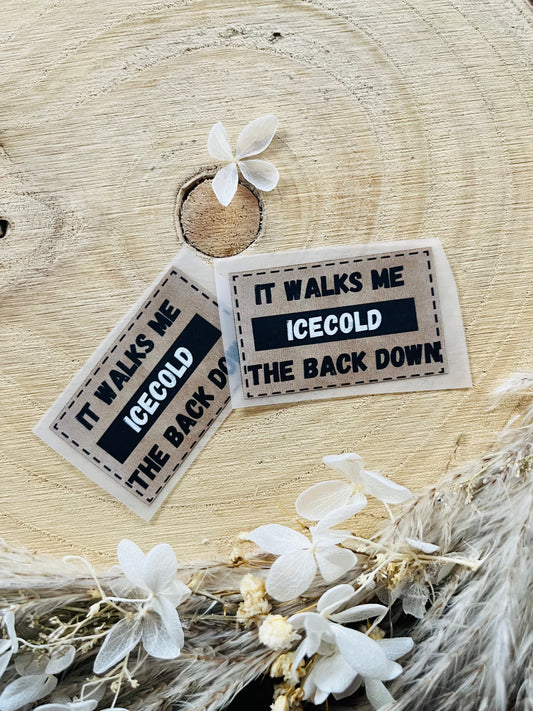 hellbraunes Bügellabel mit dem Spruch It walks me cecold the back down