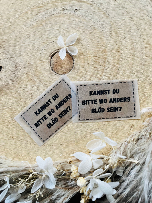 hellbraunes Bügellabel mit dem Spruch Kannst du Bitte wo anders blöd sein Fragezeichen