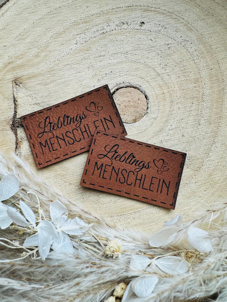 superweiches braunes Kunstlederlabel mit dem Spruch Lieblings Menschlein und kleinen herzchen