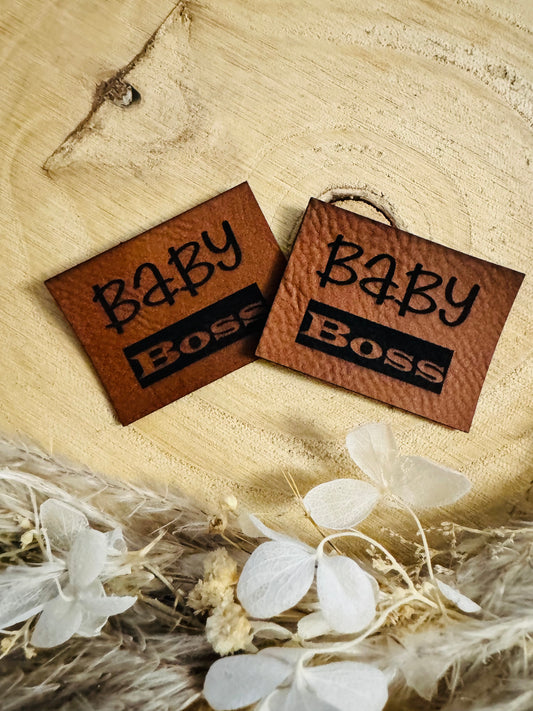 braunes Kunstlederlabel mit dem Spruch Baby Boss