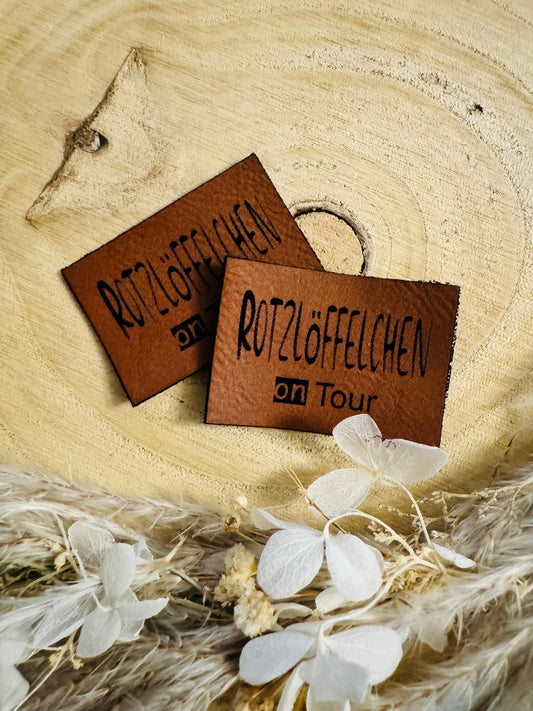 superweiches braunes Kunstlederlabel mit dem Spruch Rotzlöffelchen on Tour
