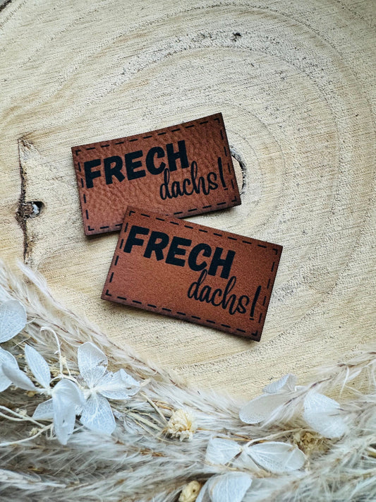 superweiches braunes Kunstlederlabel mit dem Spruch Frechdachs Ausrufezeichen