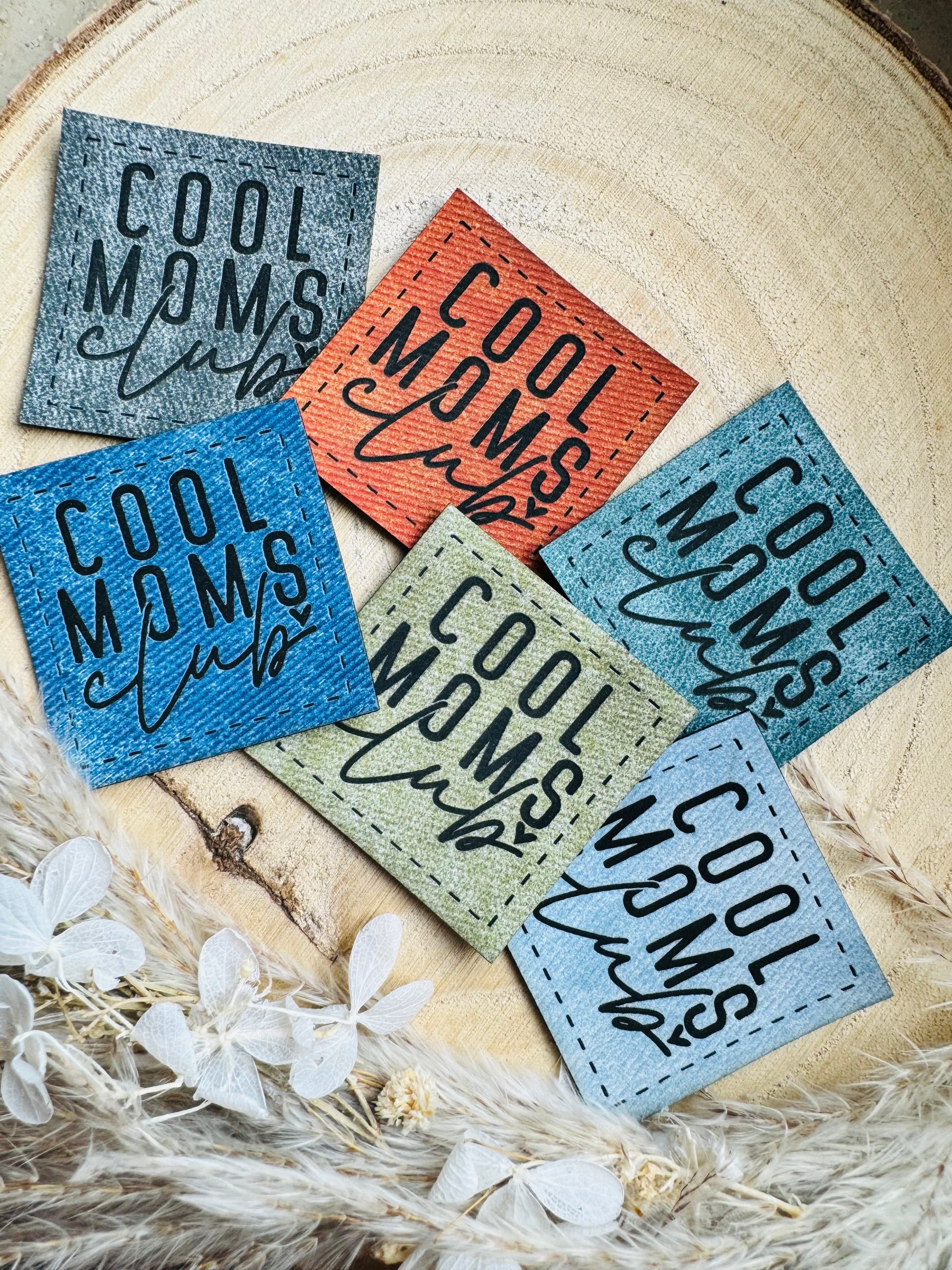 Kunstlederlabel in Denim Optik mit dem Spruch Cool Moms Club in 6 Farben