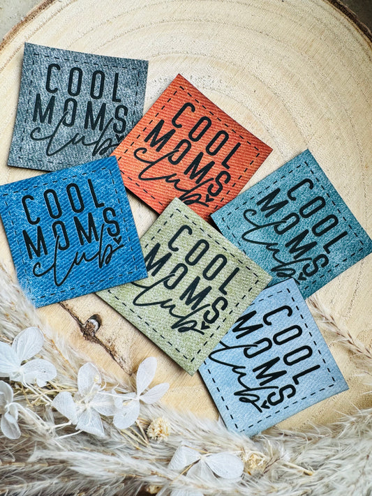 Kunstlederlabel in Denim Optik mit dem Spruch Cool Moms Club in 6 Farben