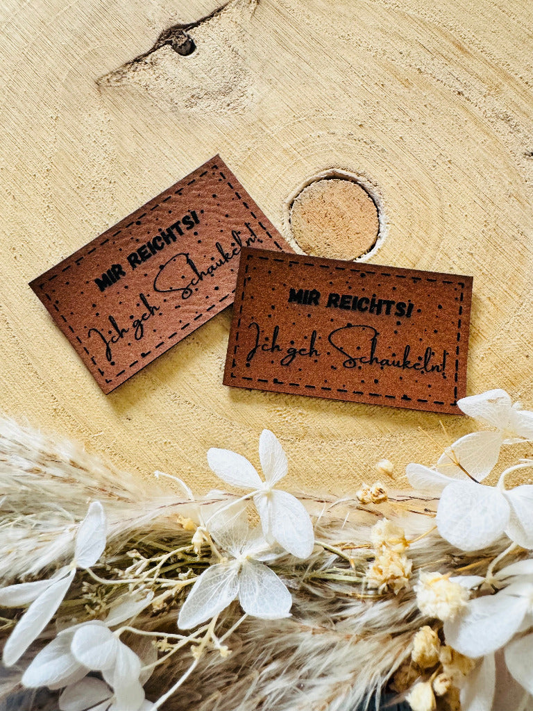 superweiches braunes Kunstlederlabel mit dem Spruch Mir reichts Ausrufezeichen ich geh Schaukeln 
