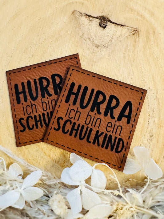 superweiches braunes Kunstlederlabel mit dem Spruch Hurra ich bin ein Schulkind
