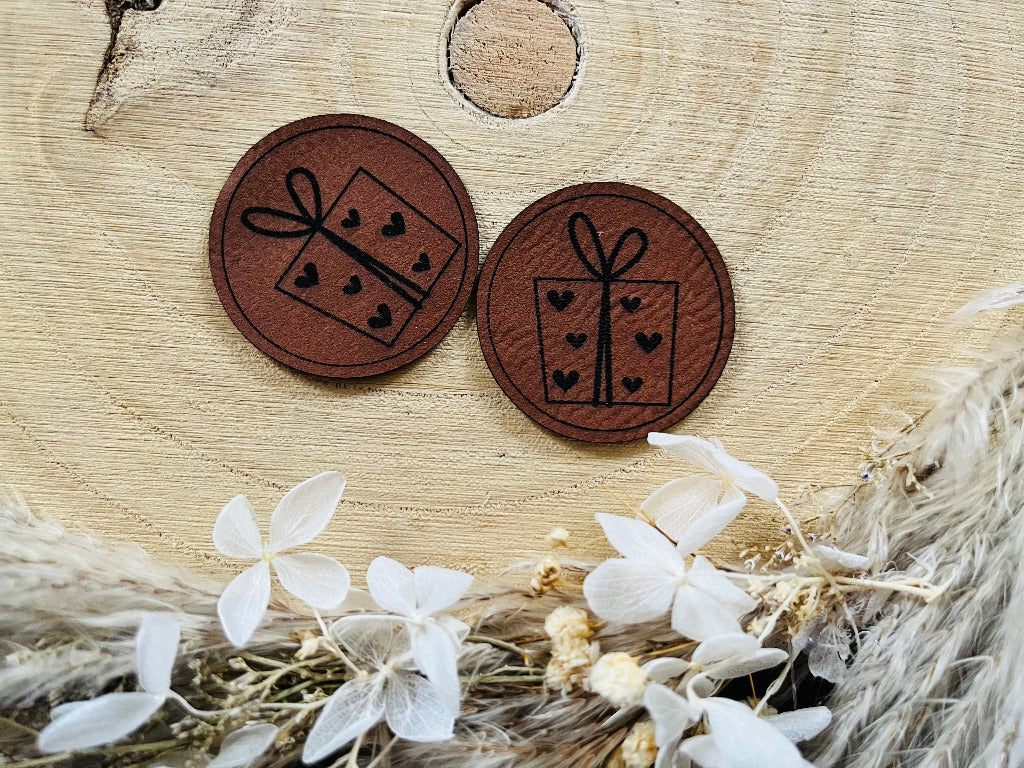 superweiches rundes braunes PU-Label mit einem Weihnachtsgeschenk abgebildet