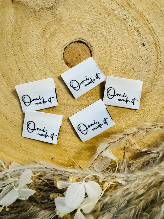 weisses Weblabel mit Spruch Omi made it in schwarzere Schrift