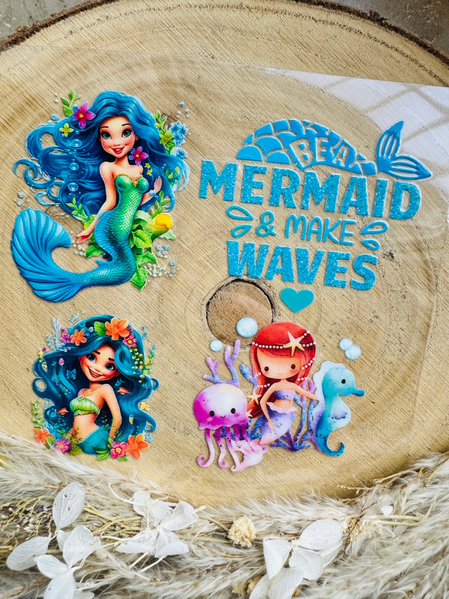 UV-Sticker Set mit 3süßen Meerjungfrauen und dem Spruch Mermaid make waves in blauen Farben