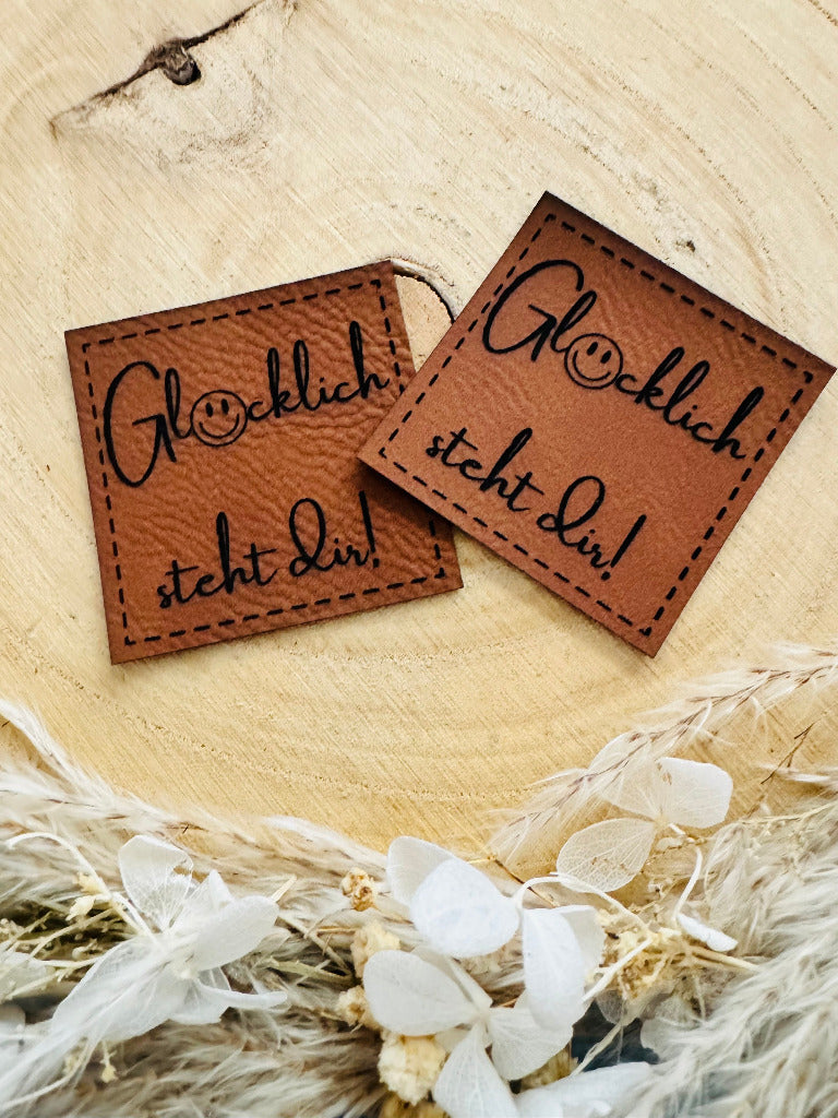 superweiches braunes Kunstlederlabel mit dem Spruch Glücklich steht Dir Ausrufezeichen