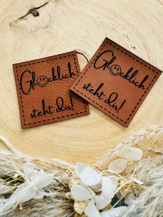 superweiches braunes Kunstlederlabel mit dem Spruch Glücklich steht Dir Ausrufezeichen