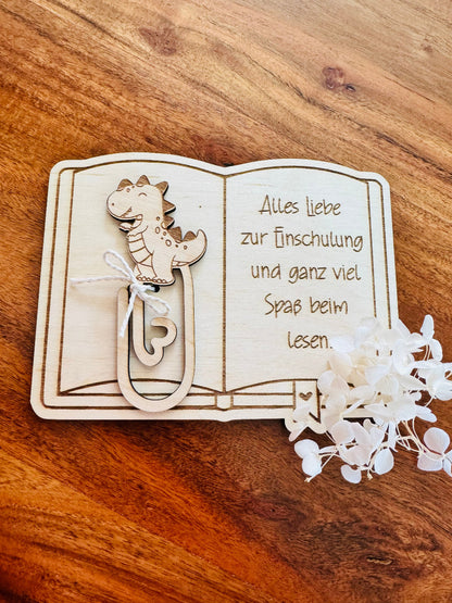 schönes personalisierbares Geschenk zur Schuleinführung aus Birkenholz in Form eines aufgeschlagenen Buches und dem Spruch Alles Liebe zur Einschulung und ganz viel Spaß beim lesen.