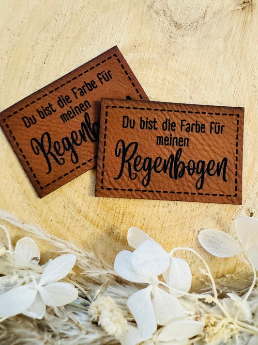 superweiches braunes Kunstlederlabel mit dem Spruch Du bist die Farbe für meinen Regenbogen