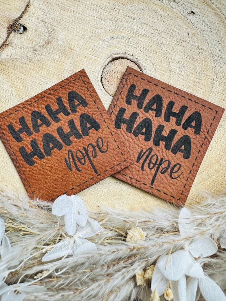 superweiches braunes PU-Label mit dem Spruch Haha haha nope in schwarzer Schrift